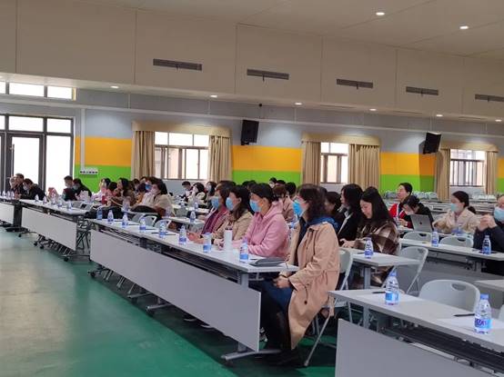 与会教师们认真聆听