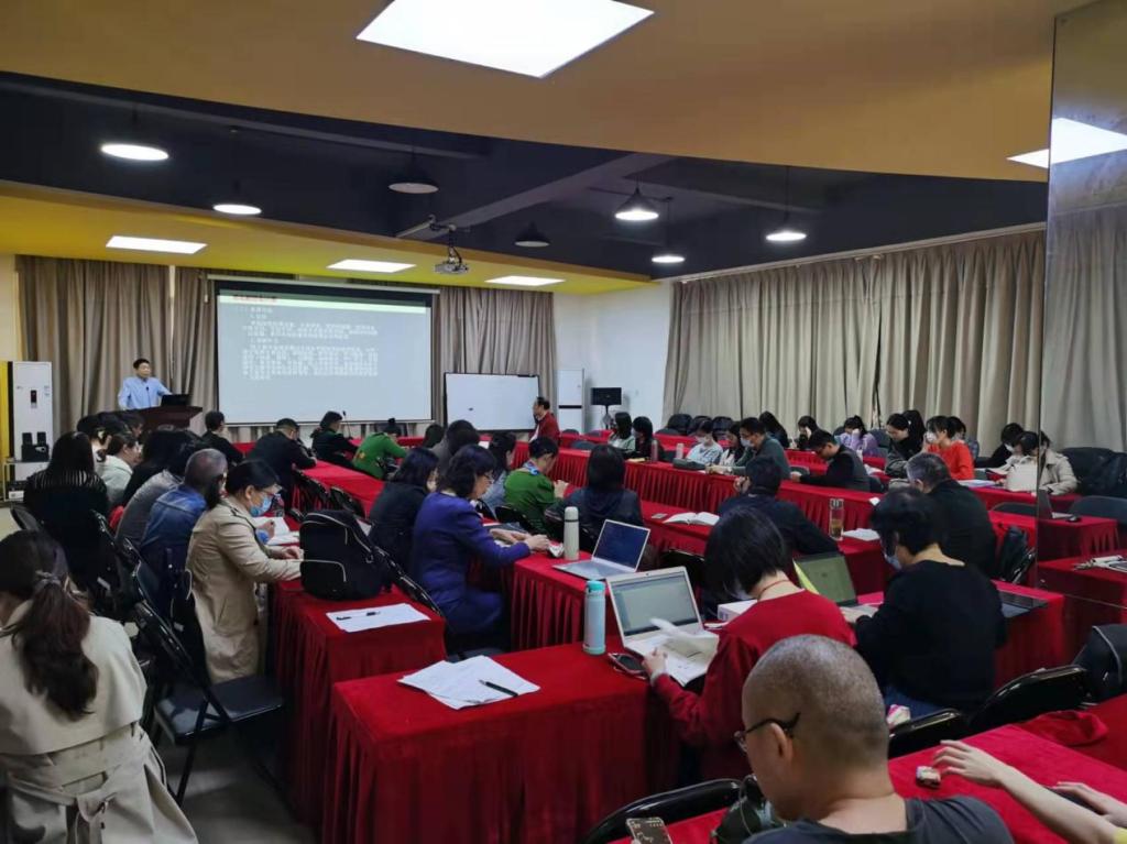 图3 与会教师聆听报告内容