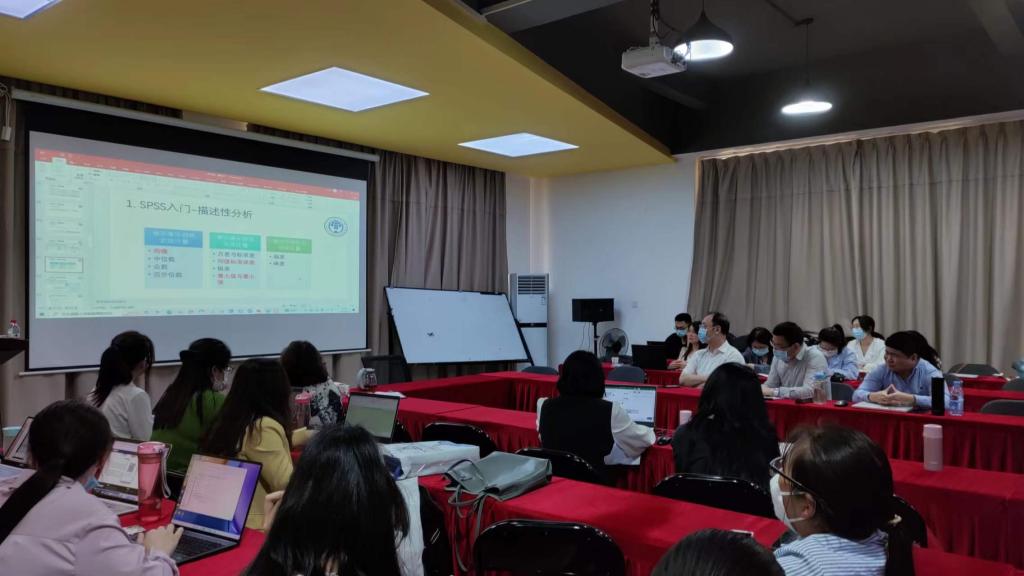 图为王艳教授分享分析方法