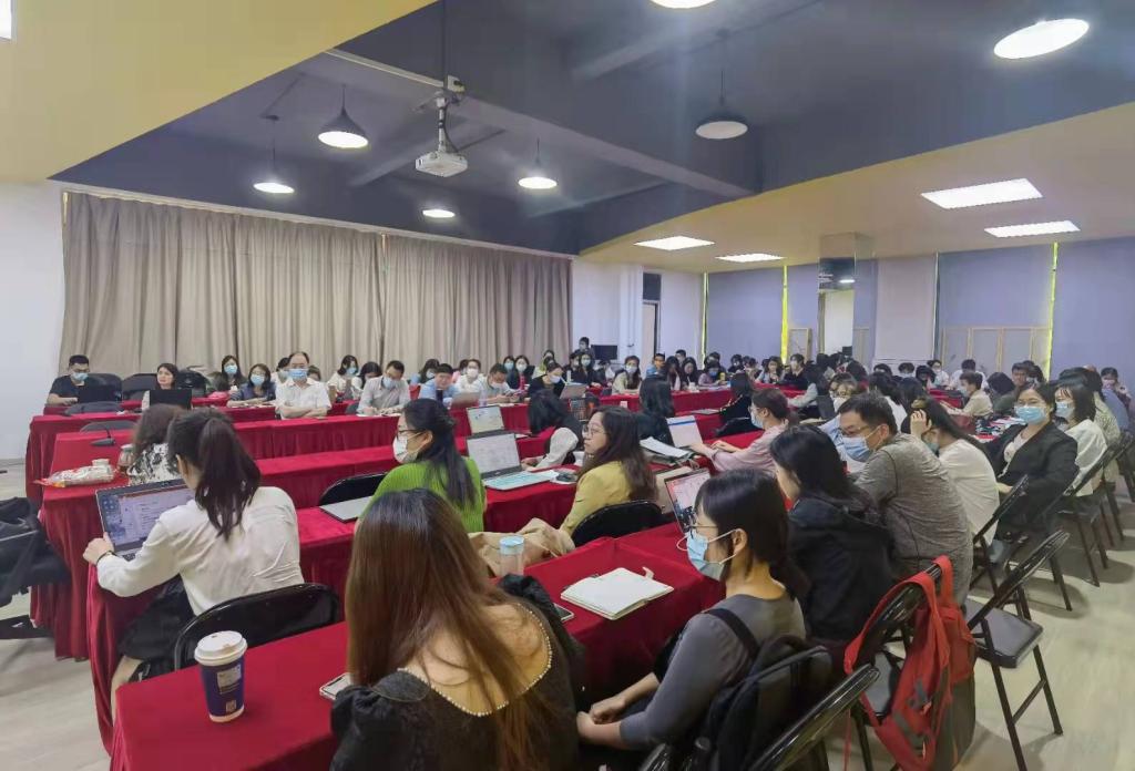 图为会计学院师生进行实践操作