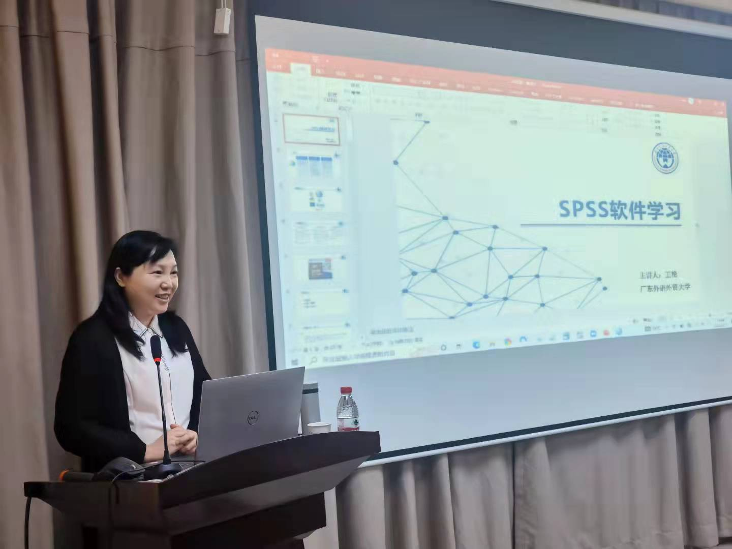 图为王艳教授介绍培训内容